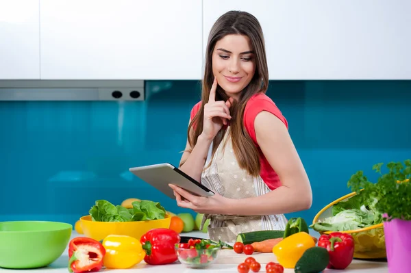 Buscando recetas en línea . —  Fotos de Stock