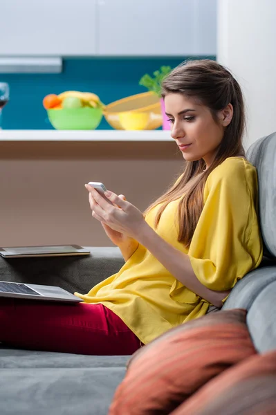 Arbeiten und Einkaufen vom Sofa aus — Stockfoto