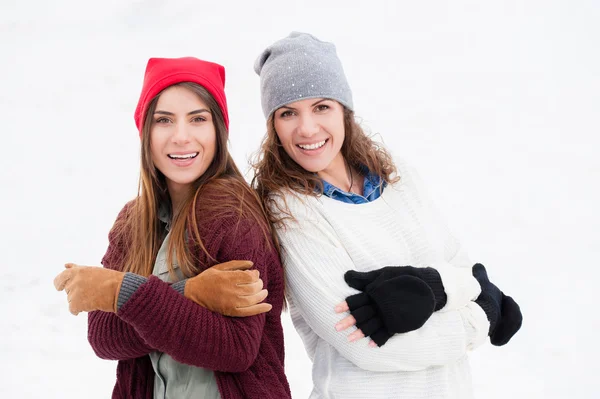 Glück an einem kalten Wintertag im Freien. — Stockfoto