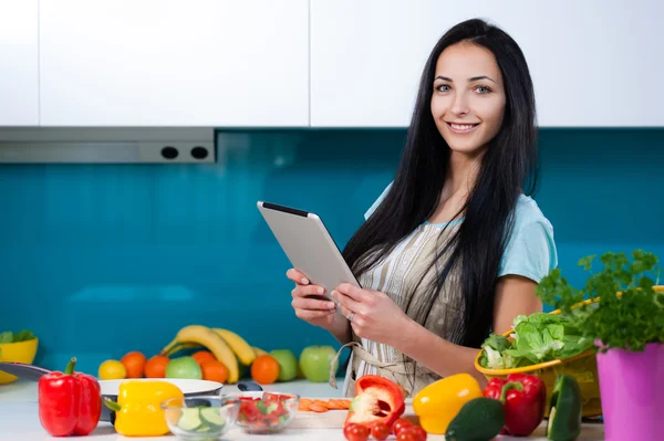 Cooking and searching for recipes online — Stock Photo, Image