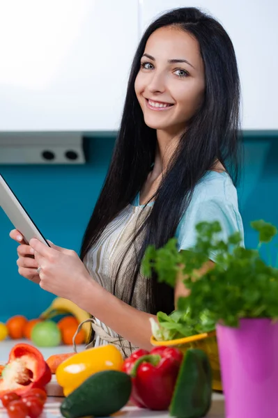 Cozinhar e procurar receitas on-line — Fotografia de Stock