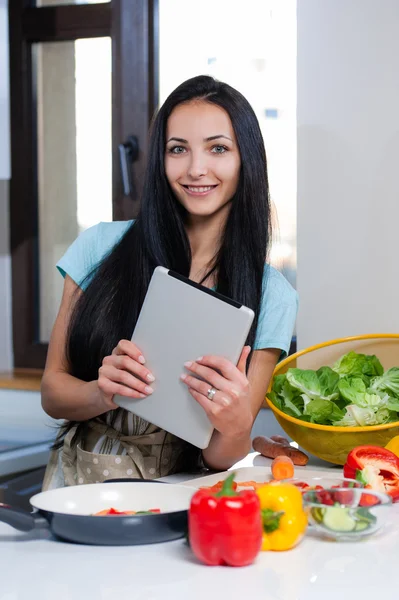 Cooking and searching for recipes online — Stock Photo, Image