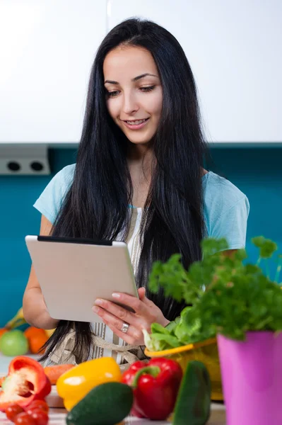 Cooking and searching for recipes online — Stock Photo, Image