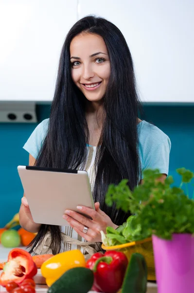 Cozinhar e procurar receitas on-line — Fotografia de Stock