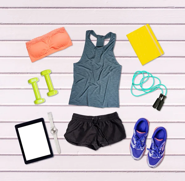 Spor kıyafeti ve ekipman ahşap zemin üzerinde.