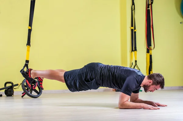 Sportschool trainen met trx fitness riemen — Stockfoto