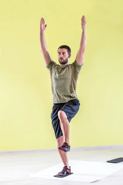 Homem do esporte fazendo treinamento de ginásio — Fotografia de Stock