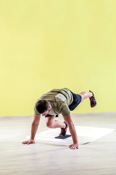 Homem do esporte fazendo treinamento de ginásio — Fotografia de Stock