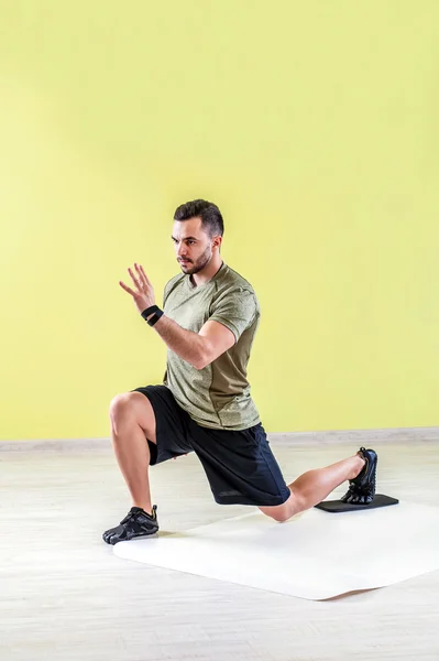 Homme de sport faisant entraînement de gymnastique — Photo