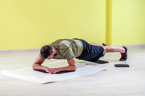 Homme de sport faisant entraînement de gymnastique — Photo