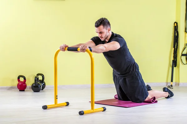 Man working out at gym — Stock Photo, Image