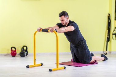 Spor salonunda çalışma dışarı adam
