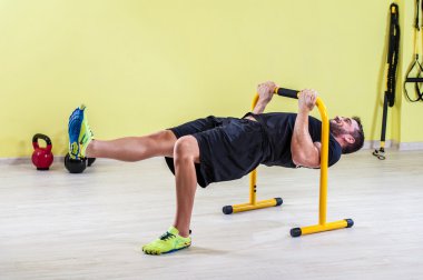 Spor salonunda çalışma dışarı adam