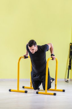 Spor salonunda çalışma dışarı adam