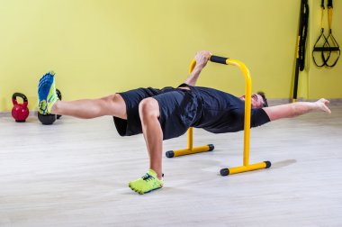 Spor salonunda çalışma dışarı adam