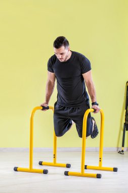 Spor salonunda çalışma dışarı adam