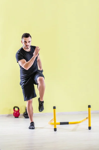 Man aan het werk uit op sportschool — Stockfoto