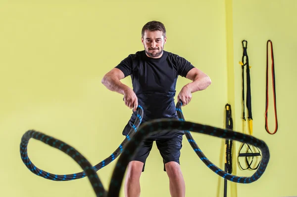 Homme faisant séance d'entraînement exercice de fitness — Photo