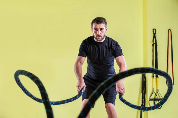 Homme faisant séance d'entraînement exercice de fitness — Photo