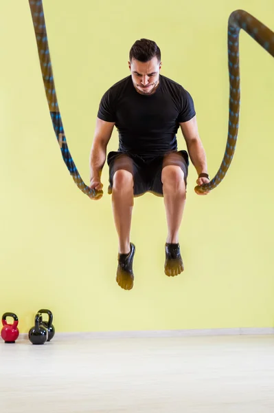 Человек делает тренировки фитнес упражнения — стоковое фото