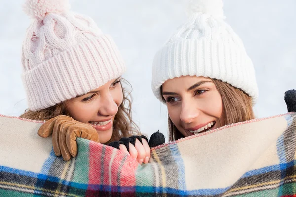 Красивые молодые и здоровые девушки веселятся в холодный зимний день — стоковое фото