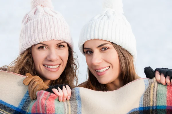 Όμορφα κορίτσια νέοι και υγιείς, διασκεδάζοντας σε μια κρύα ημέρα του χειμώνα — Φωτογραφία Αρχείου