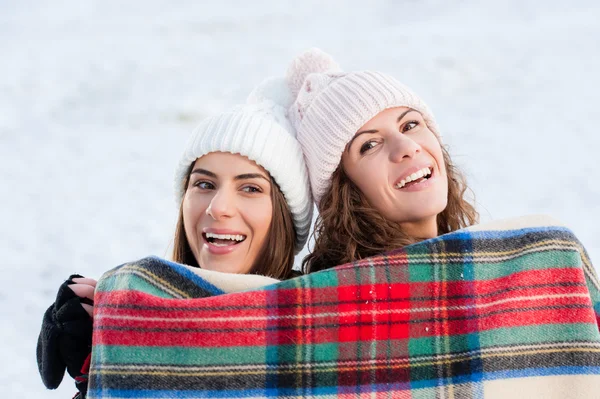 Schöne junge und gesunde Mädchen, die an einem kalten Wintertag Spaß haben — Stockfoto