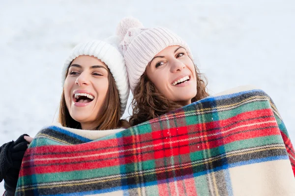 Δύο όμορφα κορίτσια που διασκεδάζουν σε εξωτερικούς χώρους, σε μια κρύα μέρα. — Φωτογραφία Αρχείου