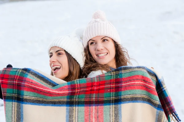 Zwei entzückende Mädchen, die an einem kalten Tag Spaß im Freien haben. — Stockfoto