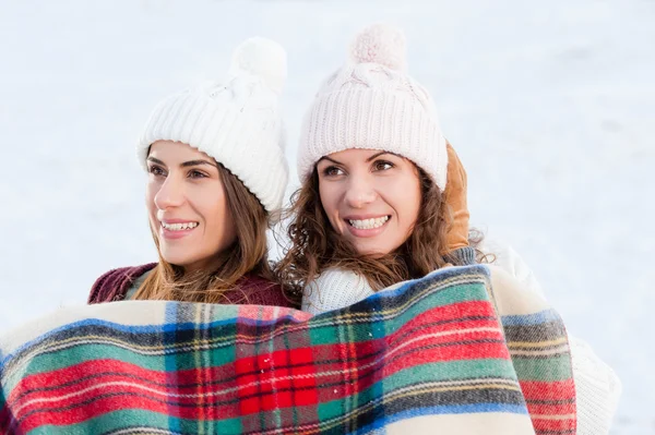 Zwei entzückende Mädchen, die an einem kalten Tag Spaß im Freien haben. — Stockfoto