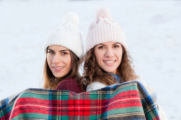 Zwei entzückende Mädchen, die an einem kalten Tag Spaß im Freien haben. — Stockfoto