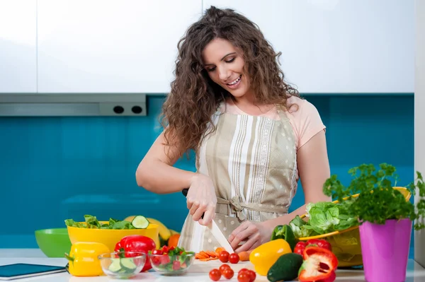 Молодая женщина готовит на кухне здоровую пищу, овощной салат . — стоковое фото