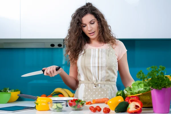 Young woman cooking in the kitchen healthy food, vegetable Salad. — Stock Photo, Image