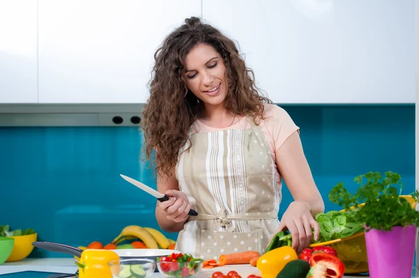 Young woman cooking in the kitchen healthy food, vegetable Salad. — Stock Photo, Image