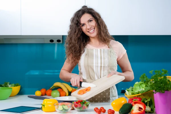 Young woman cooking in the kitchen healthy food, vegetable Salad. — Stock Photo, Image