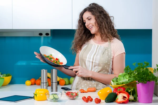 Здоровый образ жизни, приготовление пищи в домашних условиях . — стоковое фото