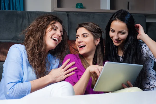 Shopping online with girls. — Stock Photo, Image