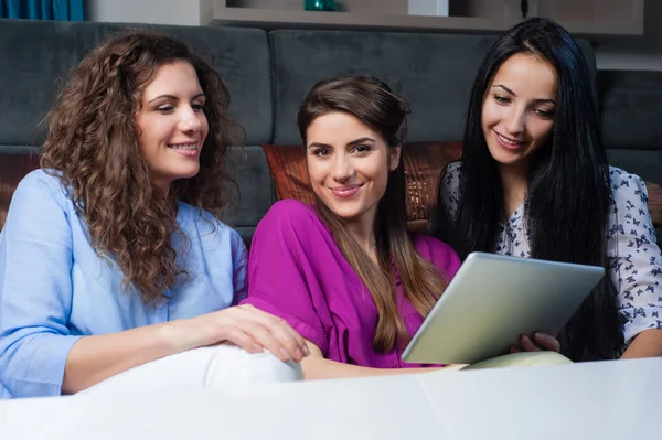 Shopping online with girls. — Stock Photo, Image