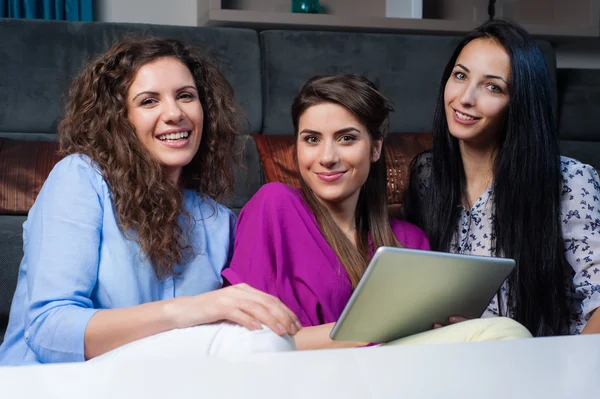 Online winkelen met meisjes. — Stockfoto