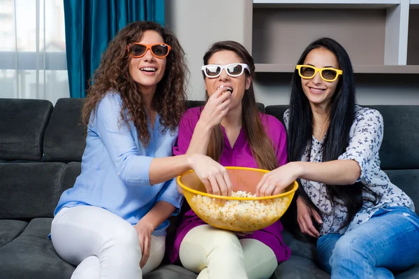 Mutlu kız birlikte film abur cubur yemek ve çok eğleniyorum.
