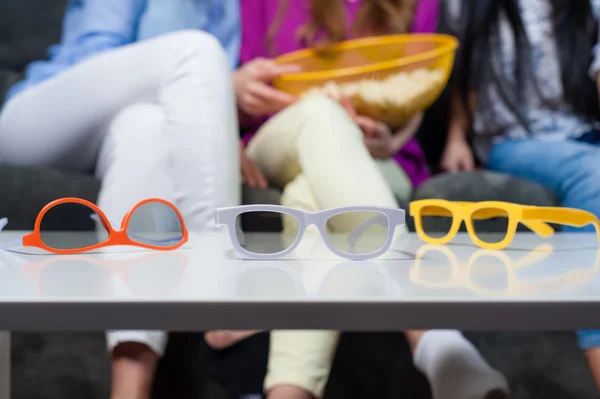 Photo en gros plan de lunettes 3D sur la table — Photo