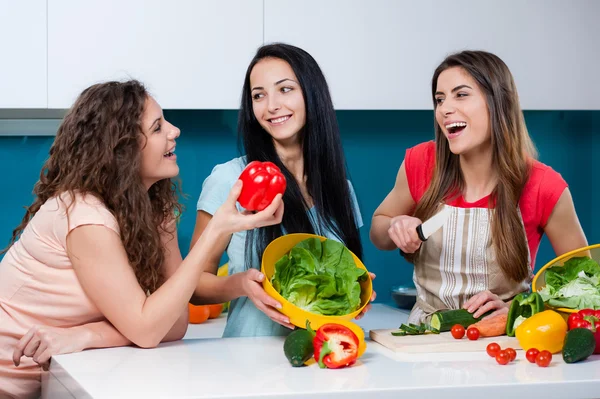 Amistad y estilo de vida saludable cocinar en casa . —  Fotos de Stock