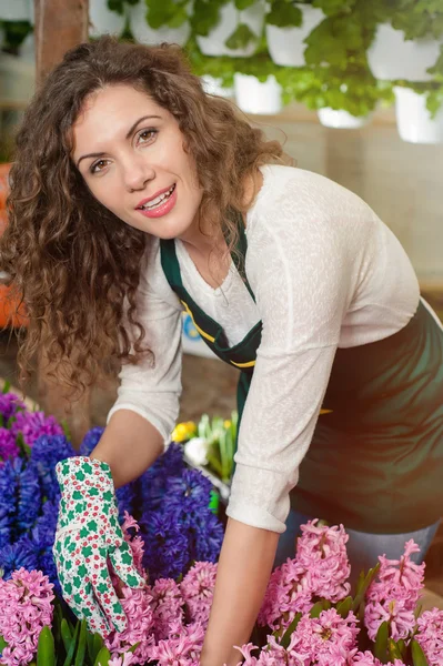 Jovem mulher em um jardim de flores colorido — Fotografia de Stock