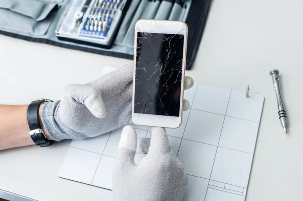 Het proces van mobiele telefoon reparatie — Stockfoto