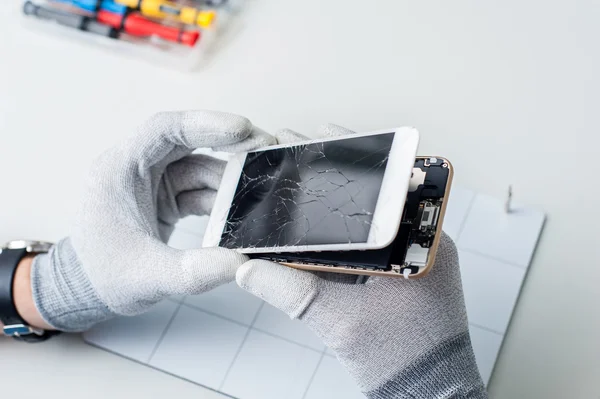 El proceso de reparación de teléfonos móviles — Foto de Stock