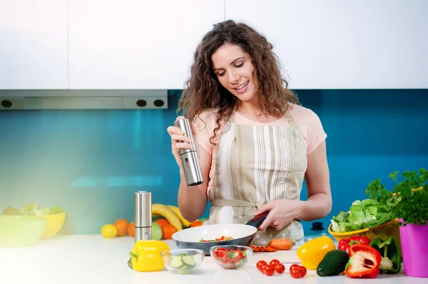 Young woman cooking — Stock Photo, Image