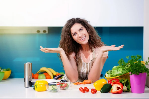 Jovem feliz cozinhar na cozinha — Fotografia de Stock