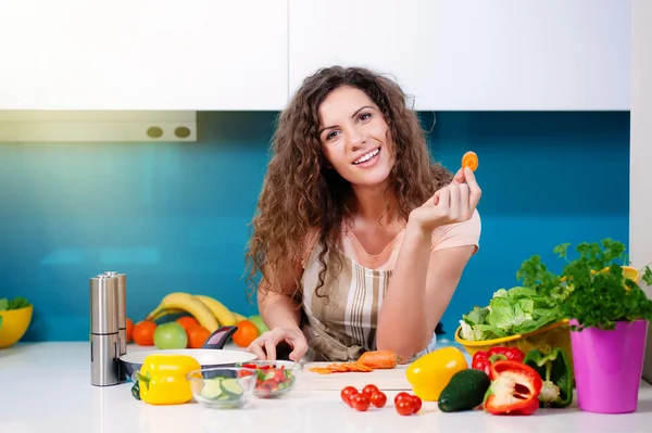 Young woman cooking in the kitchen healthy food — Stock Photo, Image