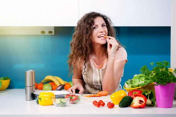 Young woman cooking in the kitchen healthy food — Stock Photo, Image