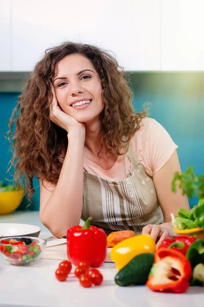 Young woman cooking in the kitchen healthy food. — Stock Photo, Image